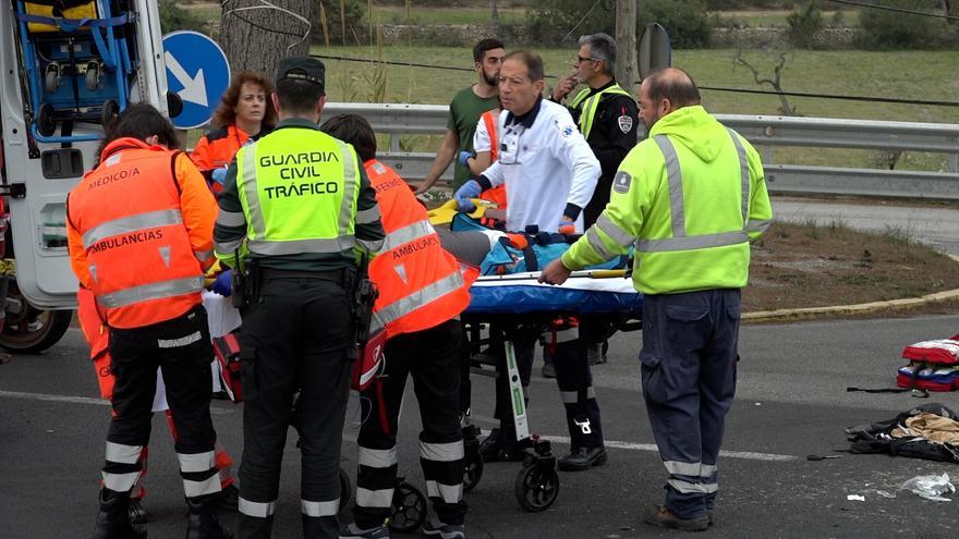 Galería: Accidente entre una moto y un camión en la carretera de Sant Josep