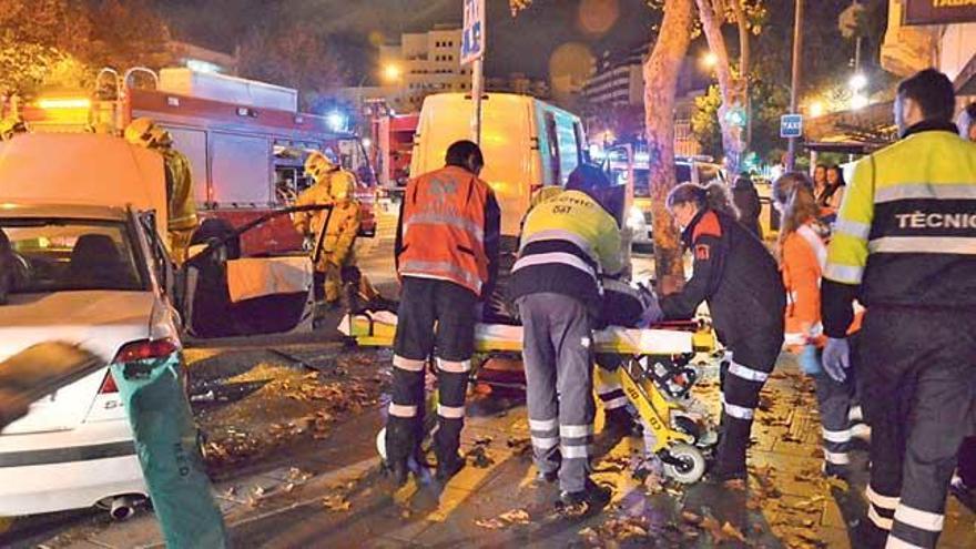 Las asistencias sanitarias atienden al conductor del coche tras el siniestro.