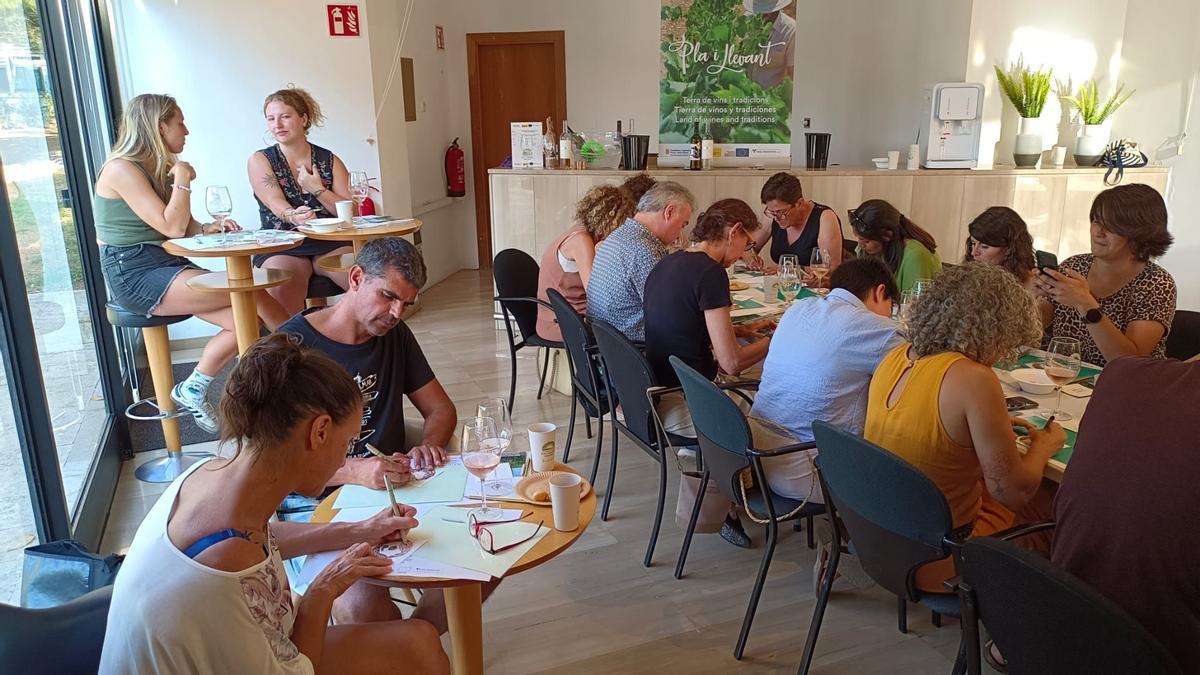 Los participantes disfrutaron de una jornada de arte y vino.