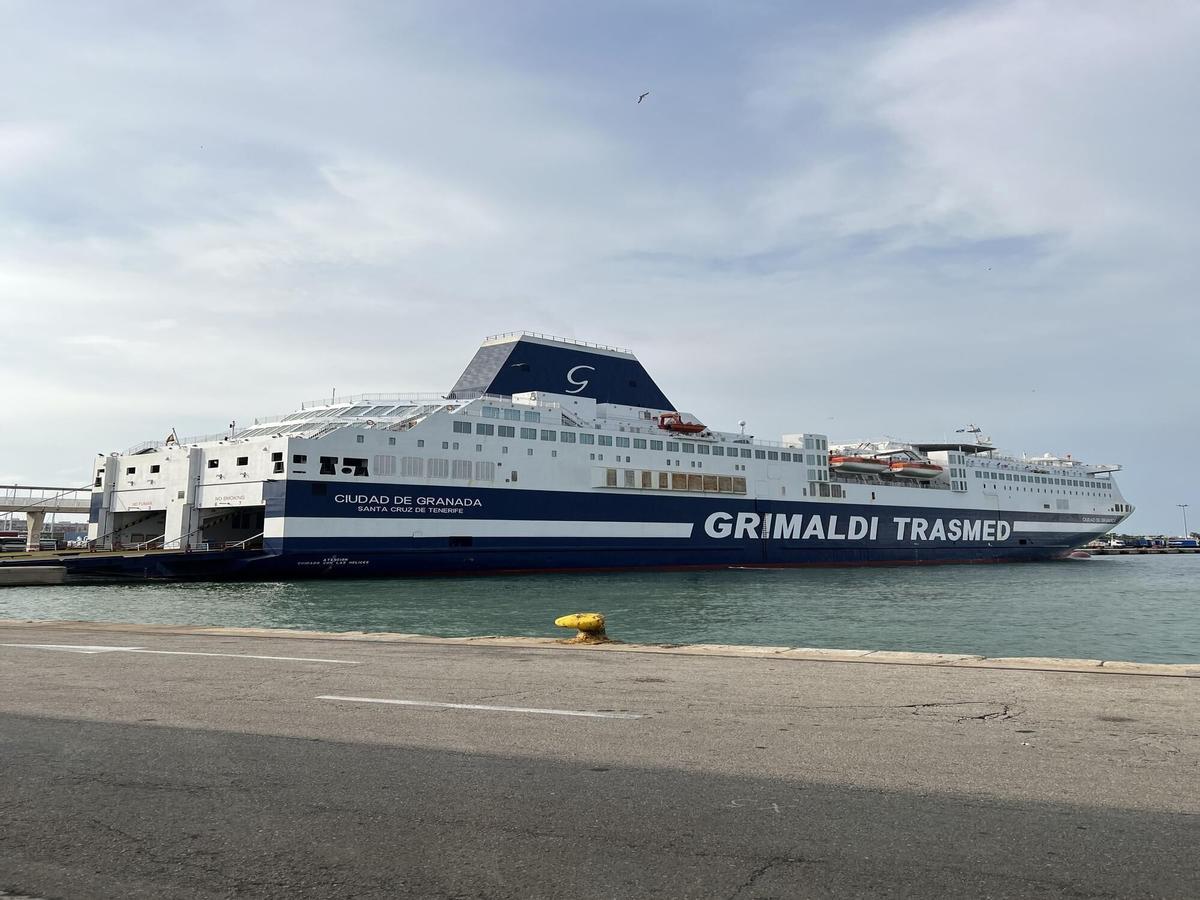 El 'Ciudad de Granada', atracado en València. NAVIERA TRASMED DE GRUPO GRIMALDI . BUQUE " CIUDAD DE GRANADA "