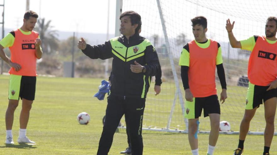 Pacheta dando instrucciones durante un entrenamiento en el campo anexo