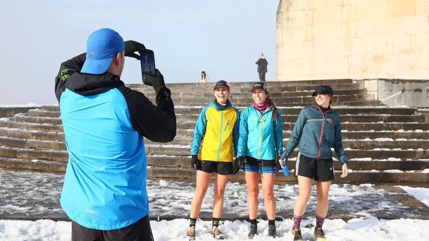 Miguel Vallina, ayer, fotografiando a Silvia Oviñano, Lucía Suárez y Virginia Rodríguez junto al Sagrado Corazón de Jesús, en el Naranco de Oviedo. | MARIO CANTELI