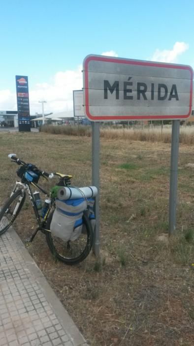 Antonio Mendoza viaja con su bicicleta