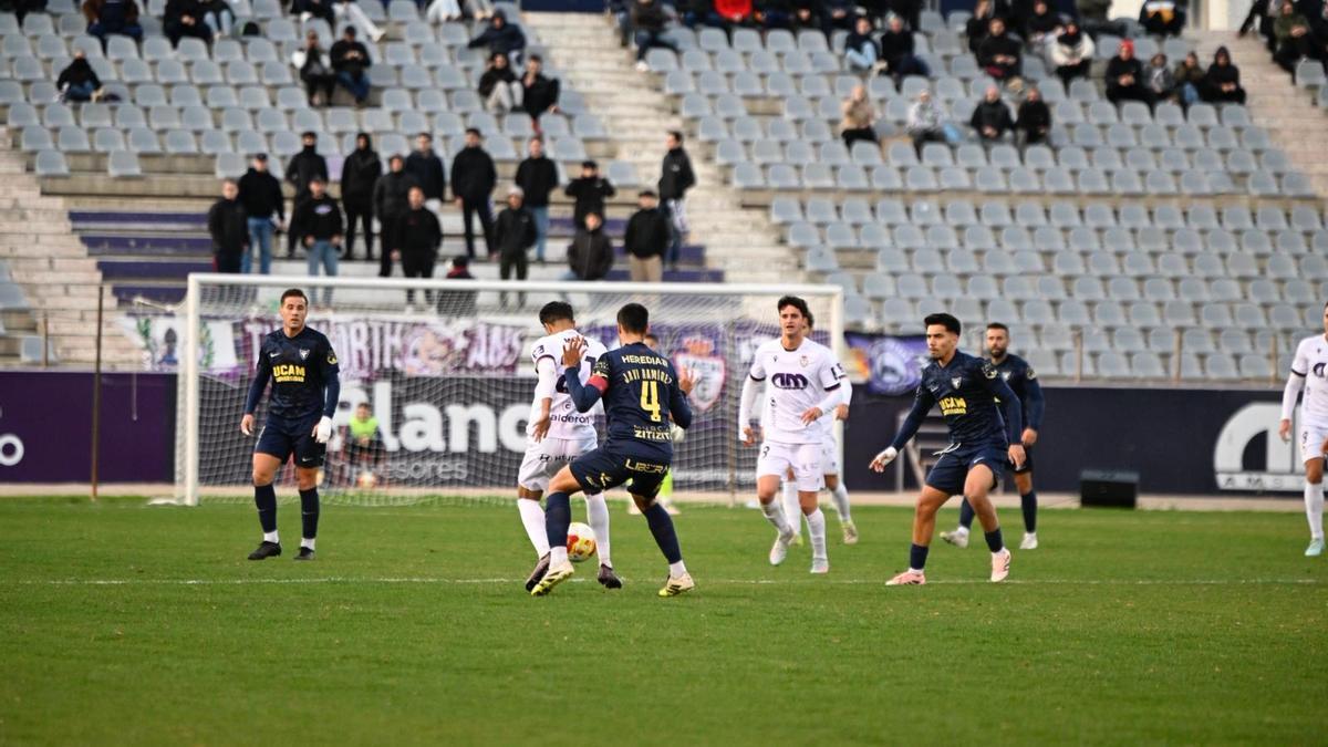 Javi Ramírez defendiendo una acción del rival