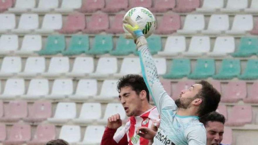 Berlana despeja el cuero durante un partido en el Ruta de la Plata.