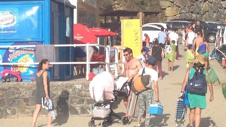 Arriba, Marcos Poggi con el carrito, en la playa de Aguilar, con Natalia Verbeke a la izquierda. Junto a estas líneas, la actriz.