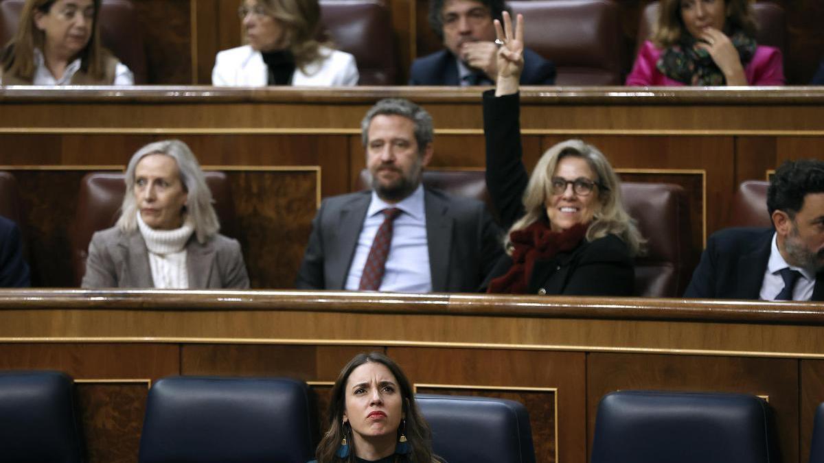 La ministra de Igualdad, Irene Montero, con la bancada popular detrás durante las votaciones de las enmiendas del proyecto de reforma de la ley del aborto en el pleno del Congreso de los Diputados.