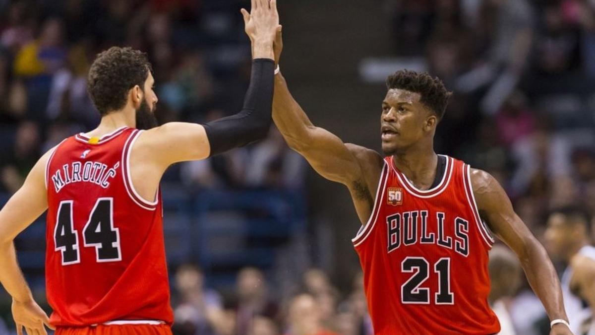 Butler liederó a los Bulls con 40 puntos para vencer a los Lakers.