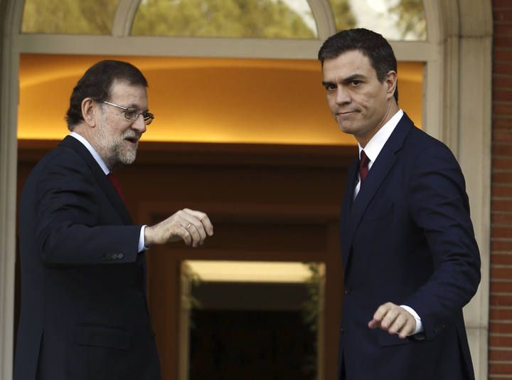 Rajoy y Sánchez se reúnen en la Moncloa tras el 20D