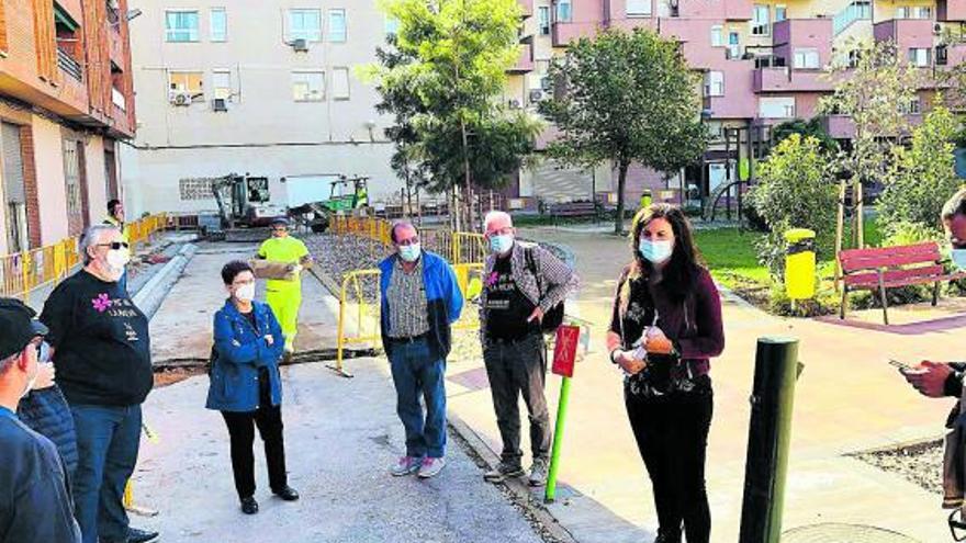 Obras en la plaza gemela de Moreno Gans, donde dejarán de transitar los coches.  | LEVANTE-EMV