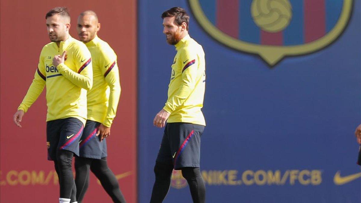 Alba, junto a Vidal y Messi en el entrenamiento del sábado