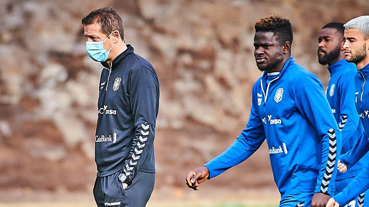 Luis Miguel Ramis, junto a Emmanuel Apeh, durante un entrenamiento en El Mundialito.