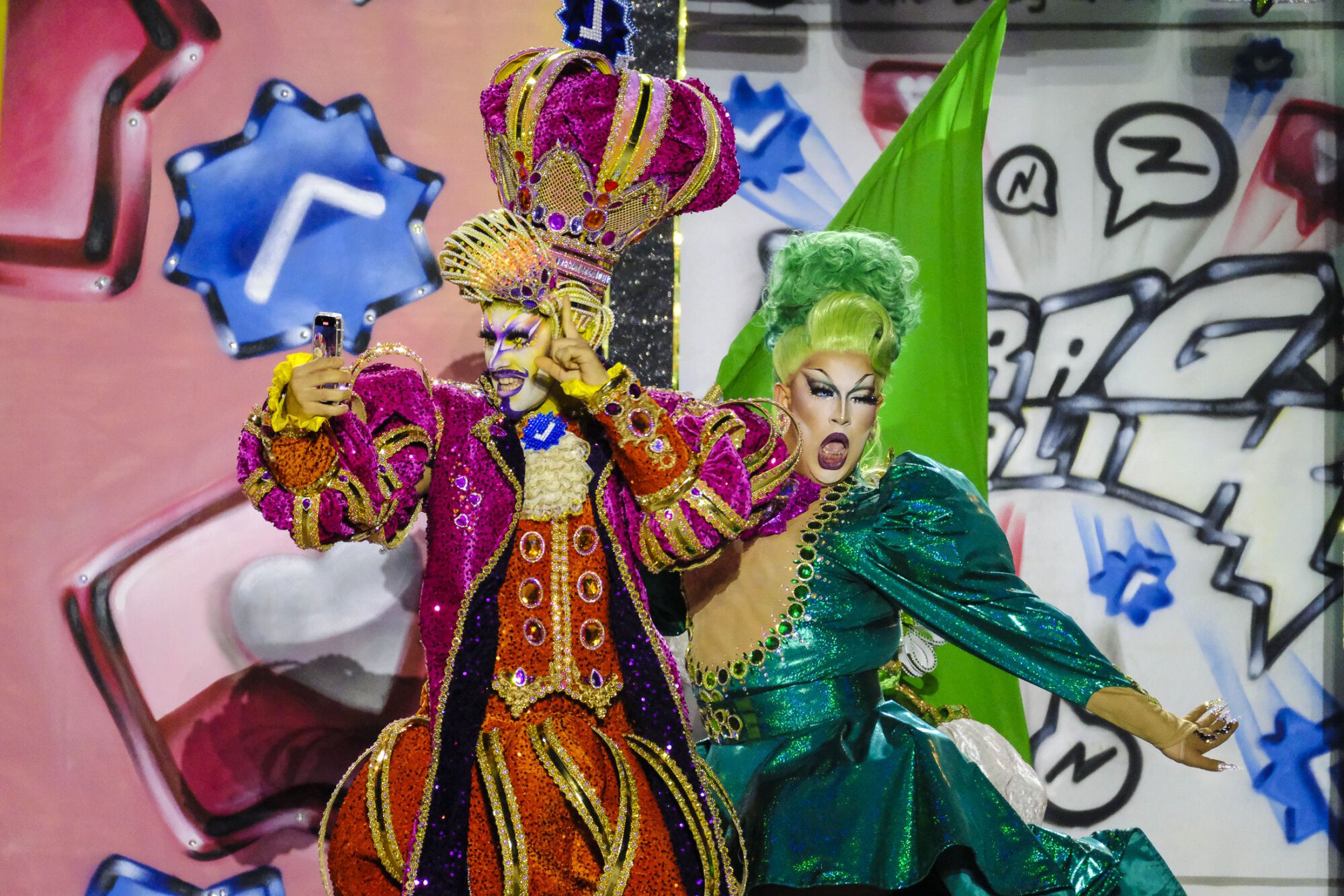 9. Drag Kalik (Elián Martín González) Con el patrocinio del Excelentísimo Ayuntamiento de la Real Ciudad de Gáldar, GM Distribuciones, Eventos y Carrozas José Halcón y Estética Integral Guía y un diseño del drag, Carolina Moreno y Daniel Guzmán presentan el espectáculo La vida es eso que pasa mientras miras la pantalla.
