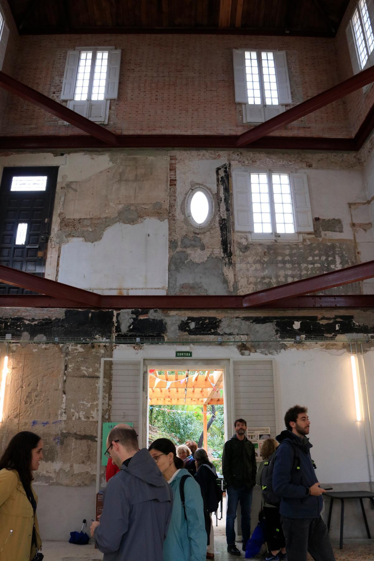 Visitants al festival darquitectura 48H Open House al Palauet Canals i Junyer, antic consolat de Dinamarca, a Vallcarca, a Barcelona. Visitants al festival darquitectura 48H Open House al Palauet Canals i Junyer, antic consolat de Dinamarca, a Vallcarca, a Barcelona.
