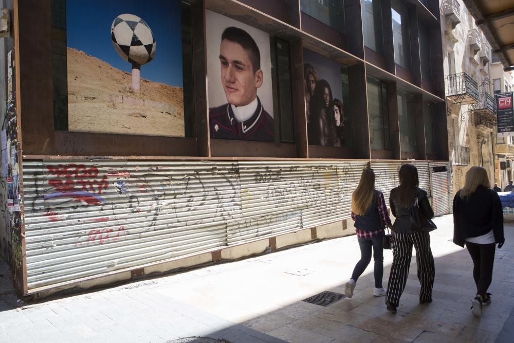 PhotoAlicante bate su récord de intervenciones urbanas y saca a la calle los proyectos de 14 artistas entre Alicante y Sant Joan.