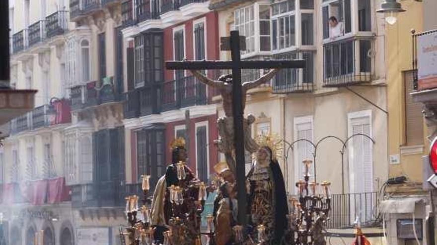 El Cristo de las Penas de Salesianos baja por la calle Carretería y hoy volverá a ser la primera en salir.