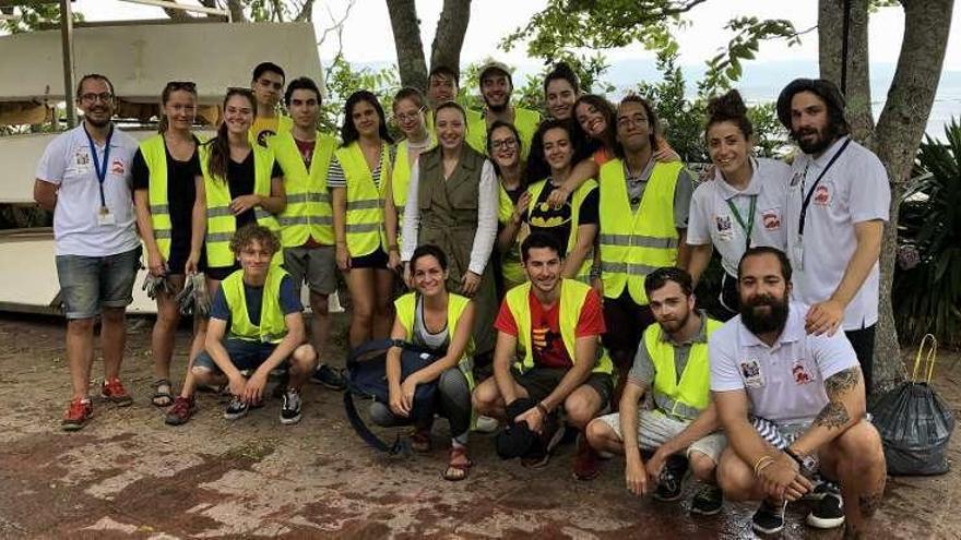 Voluntarios que participan en la limpieza de la ría de Arousa. // FDV