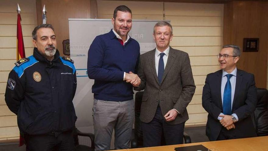 El actual jefe de la policía estradense, Aurelio Fernández, López, Rueda y Luis Menor. // Bernabé/Ana Agra