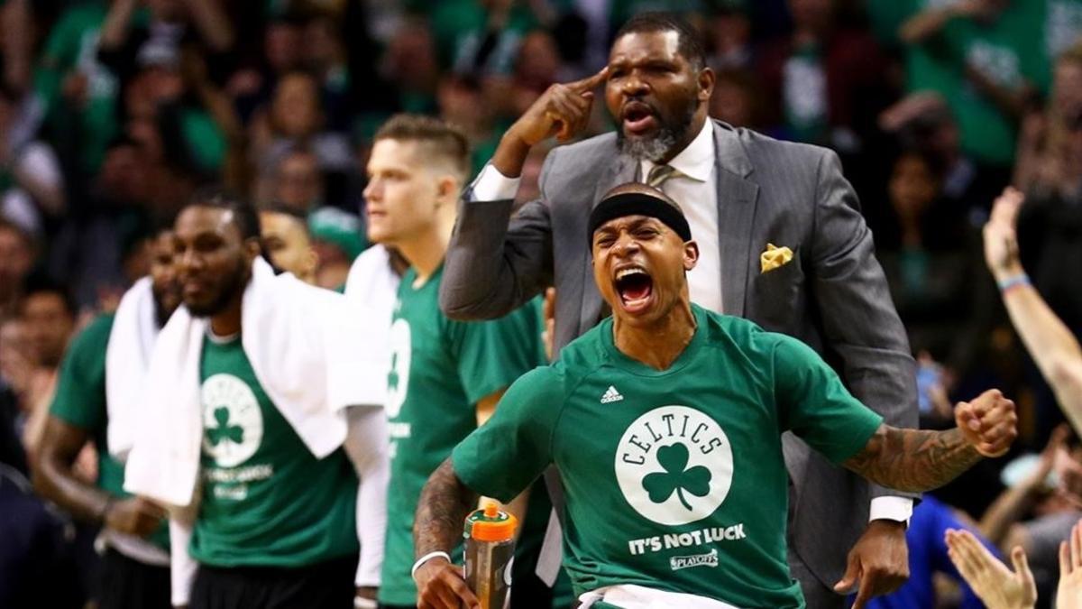 Isaiah Thomas celebra una canasta de su compañero Avery Bradley (Boston)