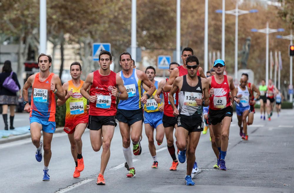 Los veteranos atletas triunfan en la prueba de Benidorm que reunió a más de 2.500 deportistas.