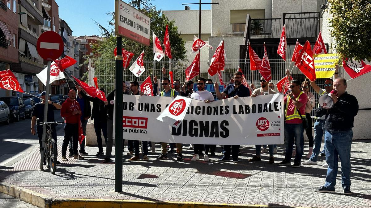 Agentes de la Policía Local manifestándose en la avenida Juan Carlos I de Caravaca