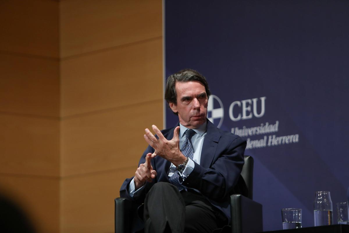 Aznar ha afirmado que hay una parte de la izquierda española que cada quince días tiene que ir a escarbar los restos de Franco