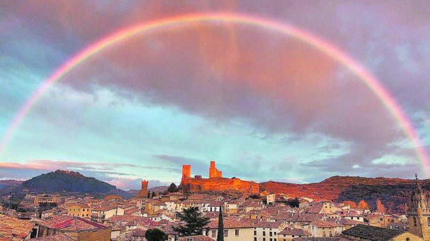 Horizonte cincovillés. Villa de Uncastillo bajo el arcoiris, imagen que recibió el primer premio jurado profesional del certamen de fotos comarcal. | COMARCA DE LAS CINCO VILLAS