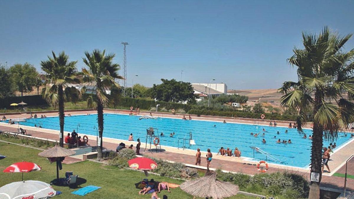 Vista general de la piscina pública de Fernán Núñez, que se ubica en la travesía de la carretera N-331.