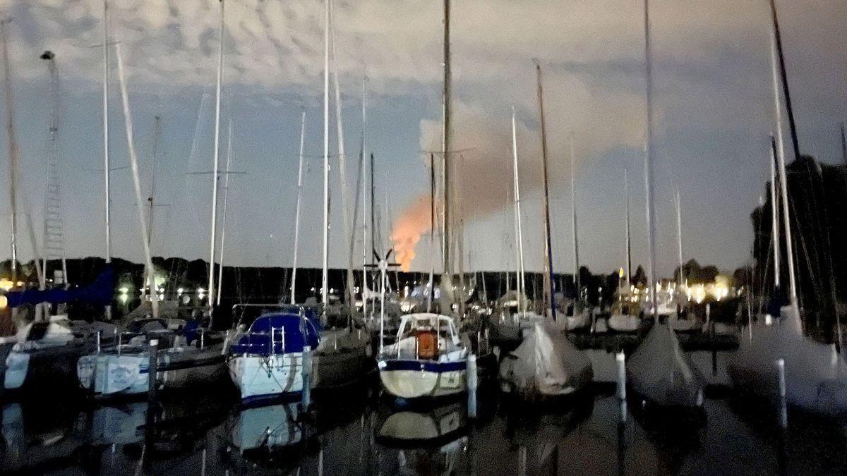 El fum s&#039;eleva per sobre dels velers que hi ha al llac Wannsee, al port del suburbi Spandau de Berlín després que les explosions en un antic dipòsit de municions provoquessin un incendi forestal