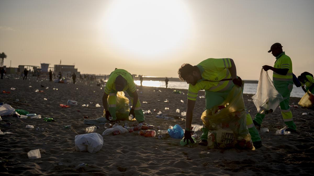 Desalojo y  limpieza de la playa de Nova Icaria tras la verbena de Sant Joan