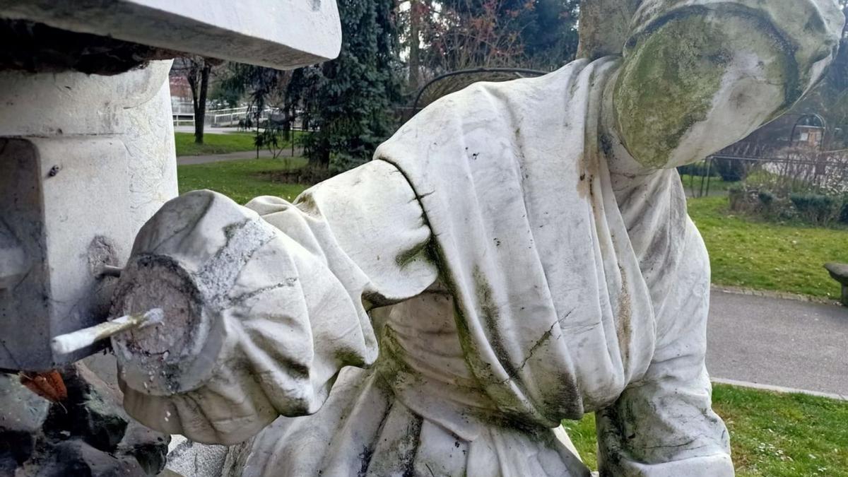 La escultura de “La Carbonera”, en el parque Dorado, de Sama de Langreo, ayer sin su mano derecha. | D. O.