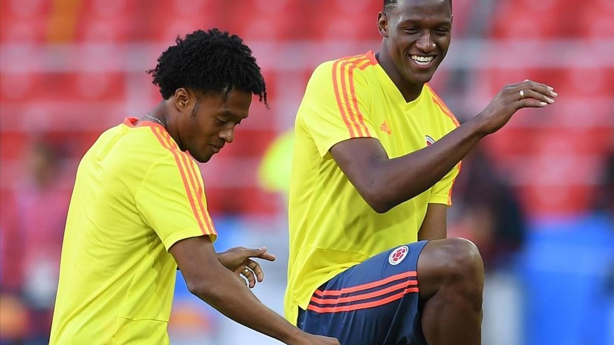 Yerry MIna bailando con su compañero de selección Cuadrado