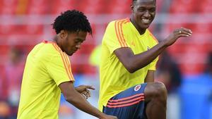 Yerry MIna bailando con su compañero de selección Cuadrado