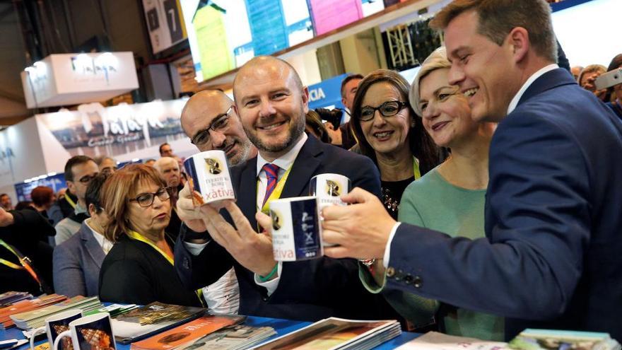 El presidente de la Diputación de València, Antoni Gaspar, ayer junto con el alcalde de Xàtiva, Roger Cerdà, brindando con las tazas de promoción de los Borja.