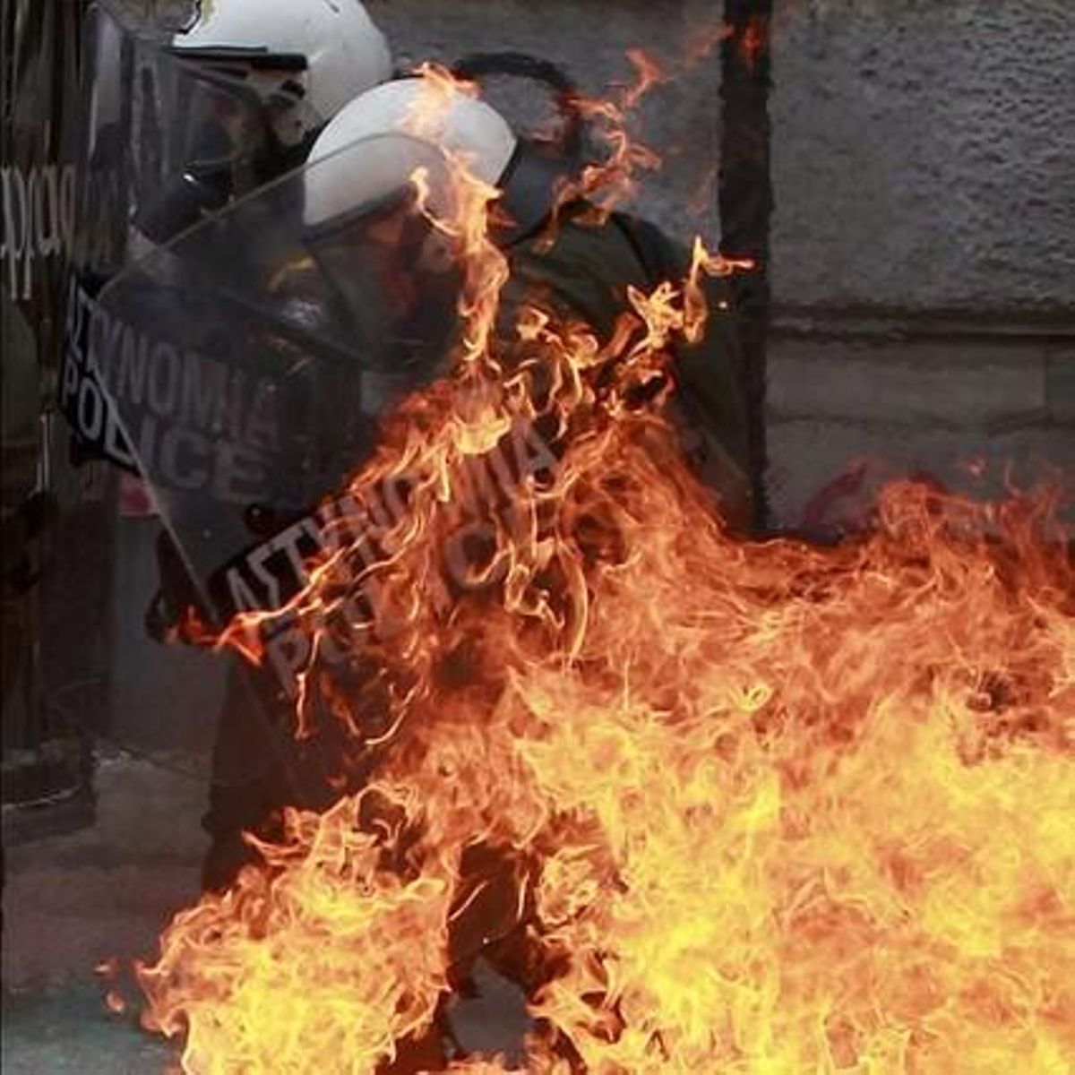 La policia es va enfrontar als còctels molotov que llançaven els manifestants més violents.