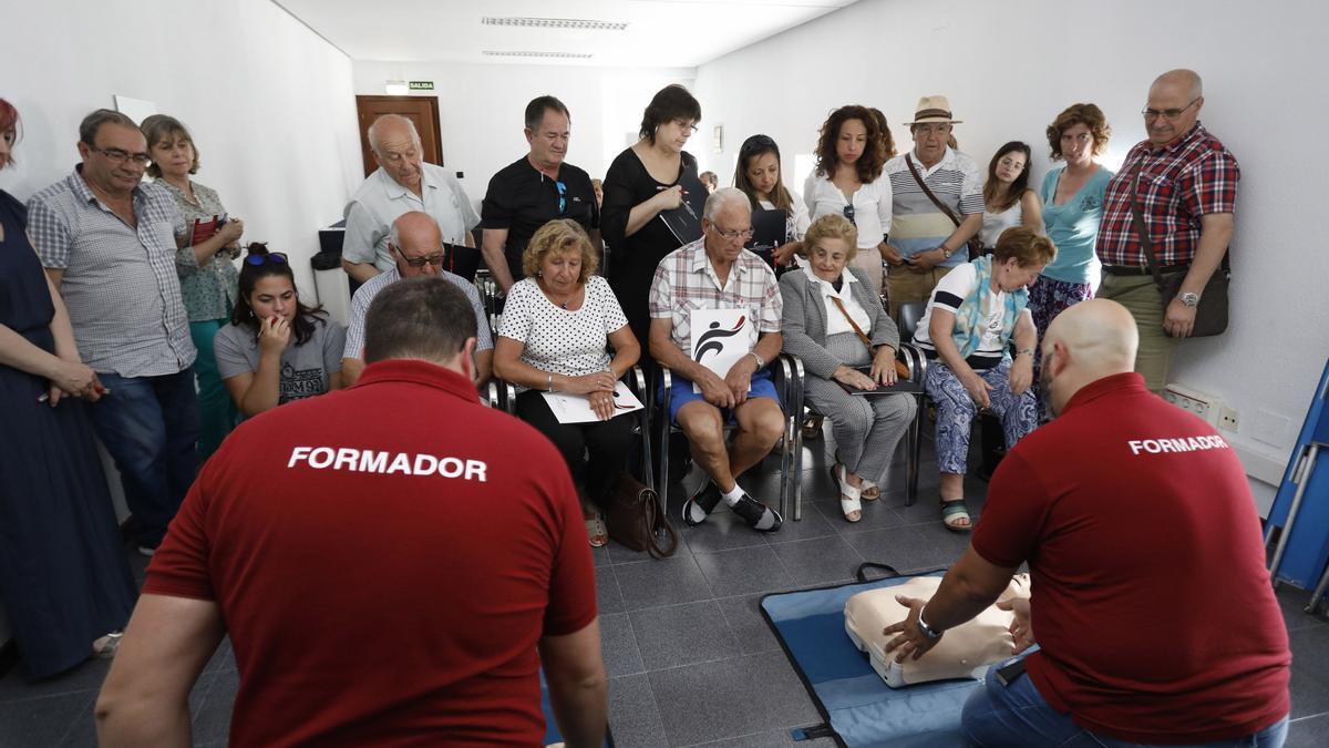 Alberto Mamés y Jorge Castro, instructores de un curso de RCP, demostrando la técnica.