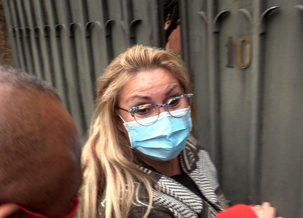 Raquel Mosquera en la puerta de su casa