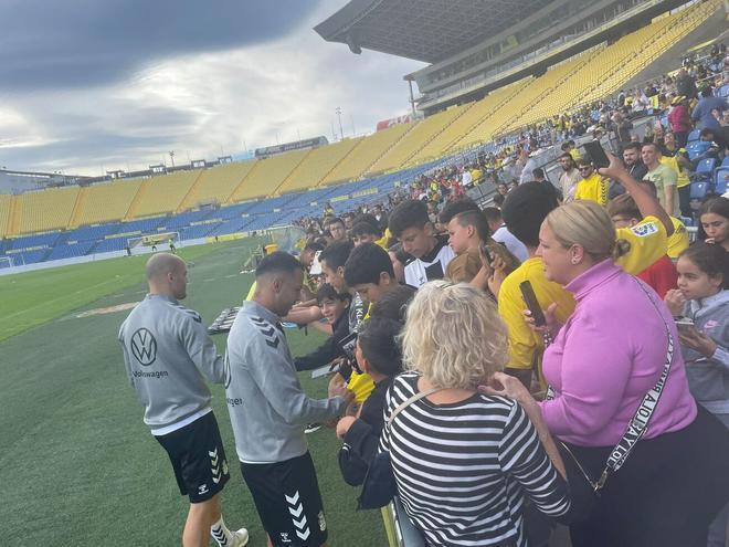 Los aficionados presencian el entrenamiento de la UD Las Palmas