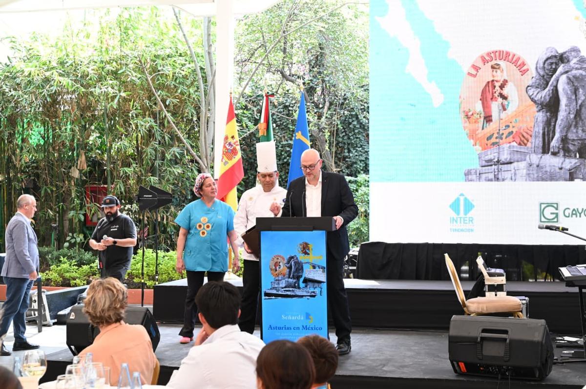 La chef Pilar Meana, a la izquierda, junto al  chef de la Hacienda de los Morales y Fernando Cuenco, de Cronistar.