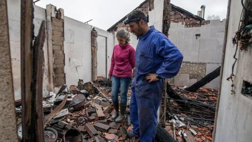 Dues persones comproven la destrucció de la seva casa a Melón.