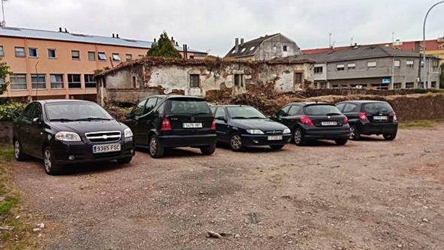 Coches aparcados junto a los muros del convento de As Donas.