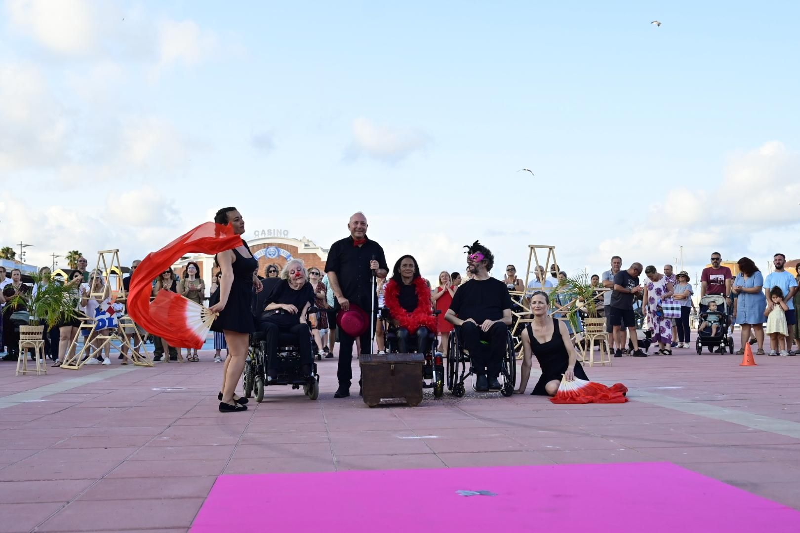 El Moll de Costa se viste de moda con el desfile solidario de Cáritas