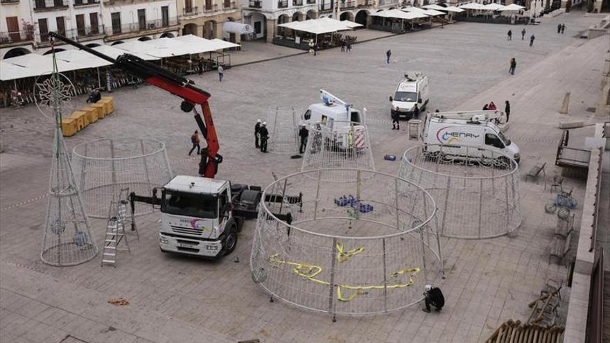 Instalan el árbol navideño en la plaza