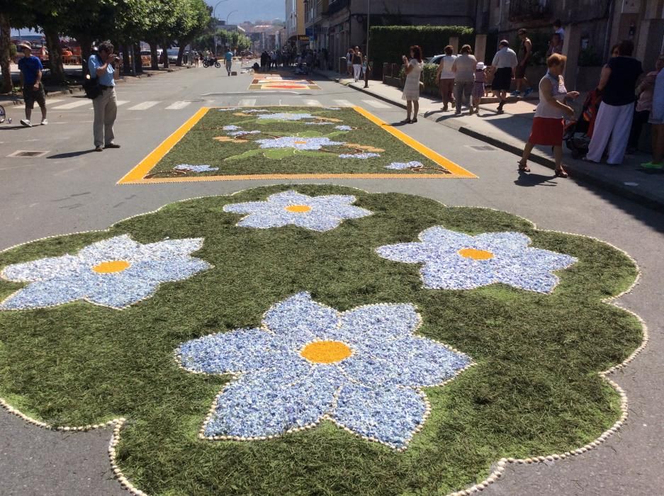 Cuando aún quedan varias horas para la procesión del Corpus las calles de Bueu ofrecen ya su mejor aspecto