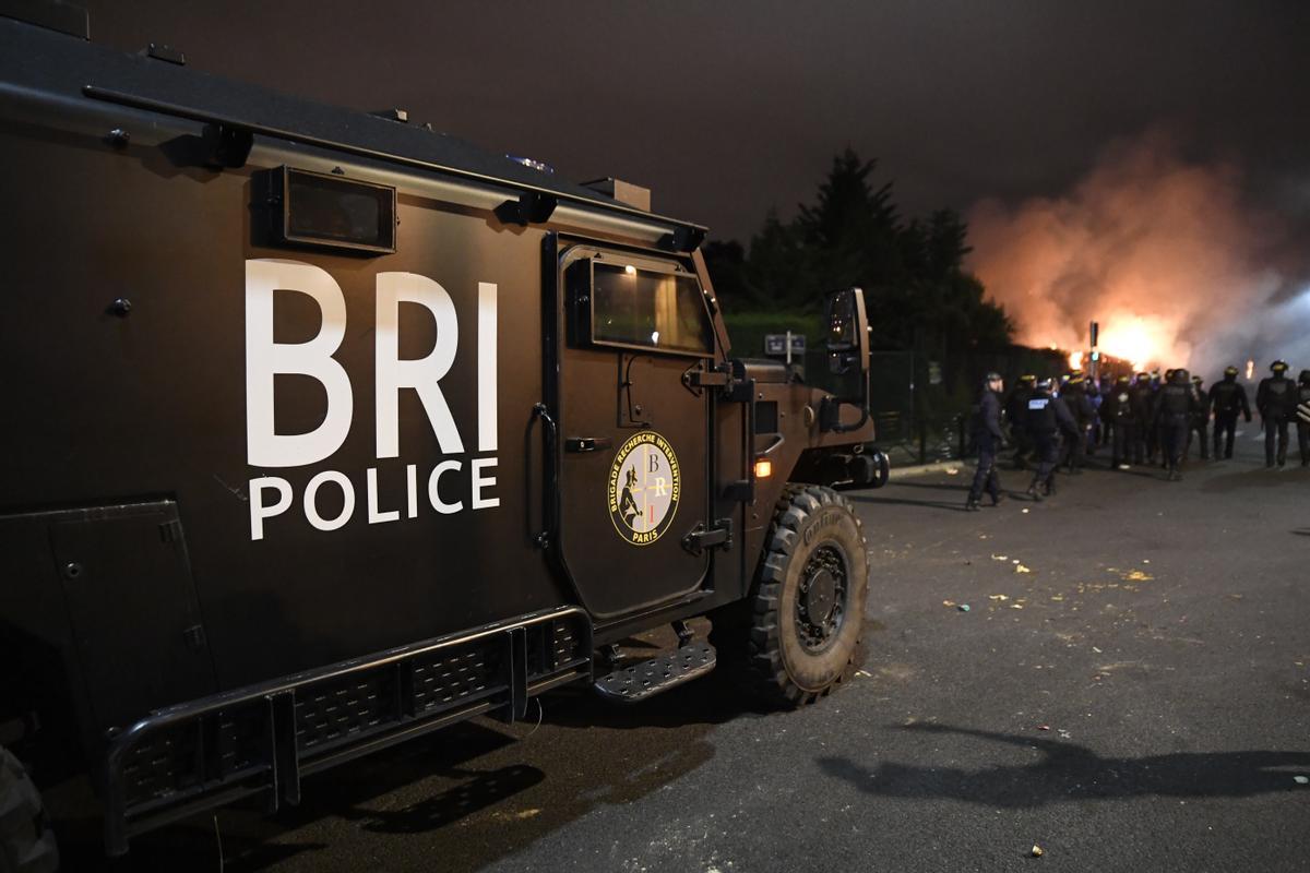 La policía antidisturbios se enfrenta a los manifestantes en Nanterre, cerca de París. EFE/EPA/JULIEN MATTIA