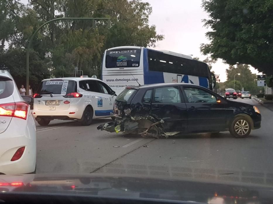 Caos en la A-7 en Marbella durante la huída de un conductor borrachó, que provó un accidente.