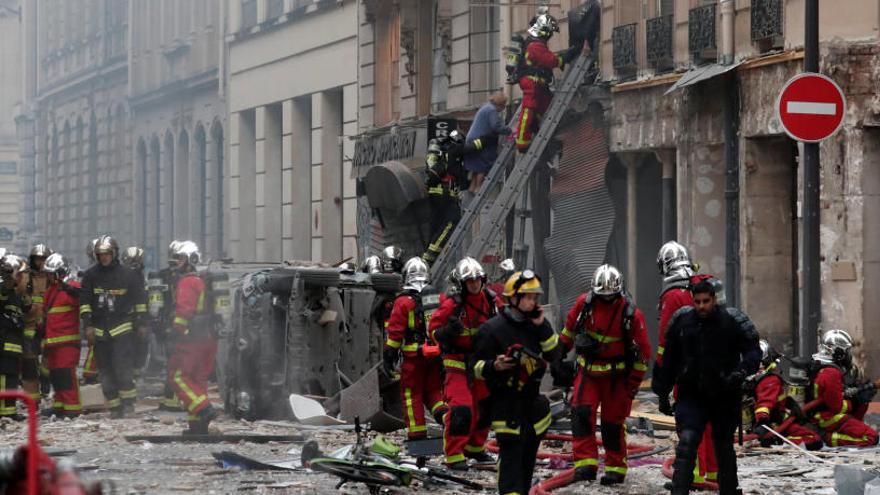 Bombers treballant al lloc dels fets