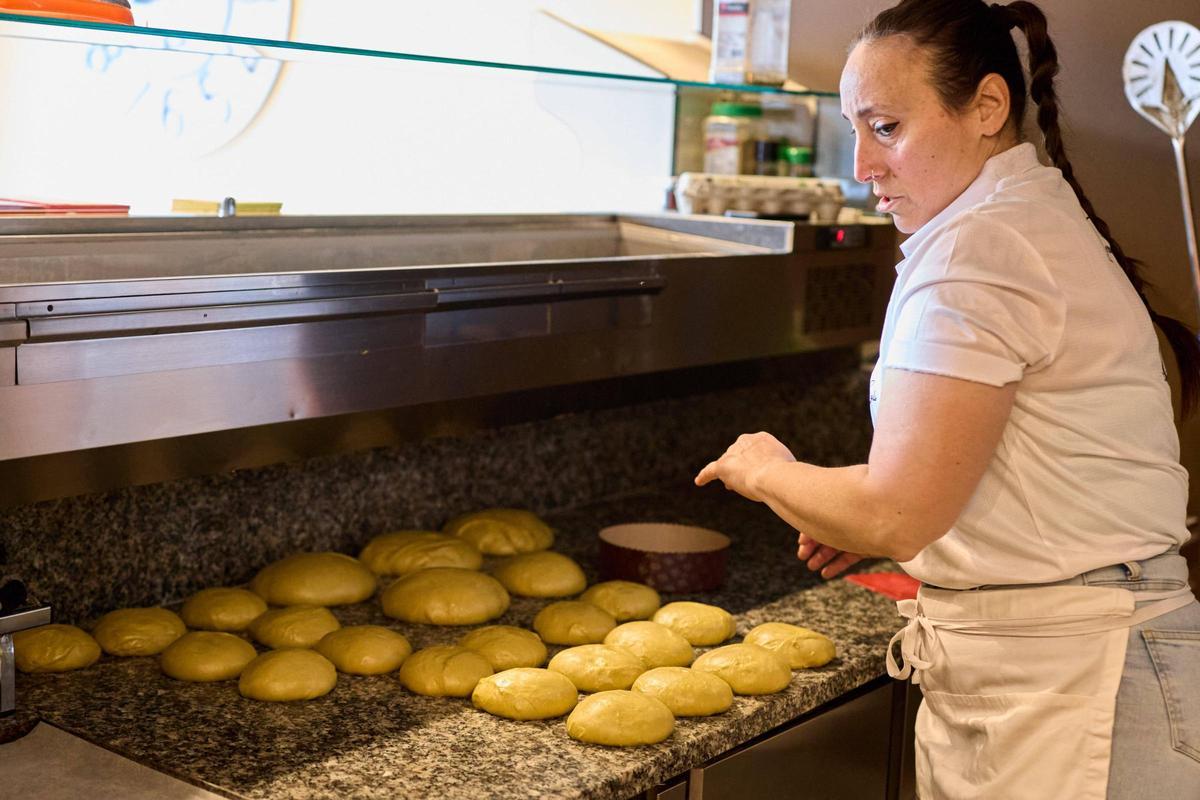 Serena Formiglio elaborant panettones.