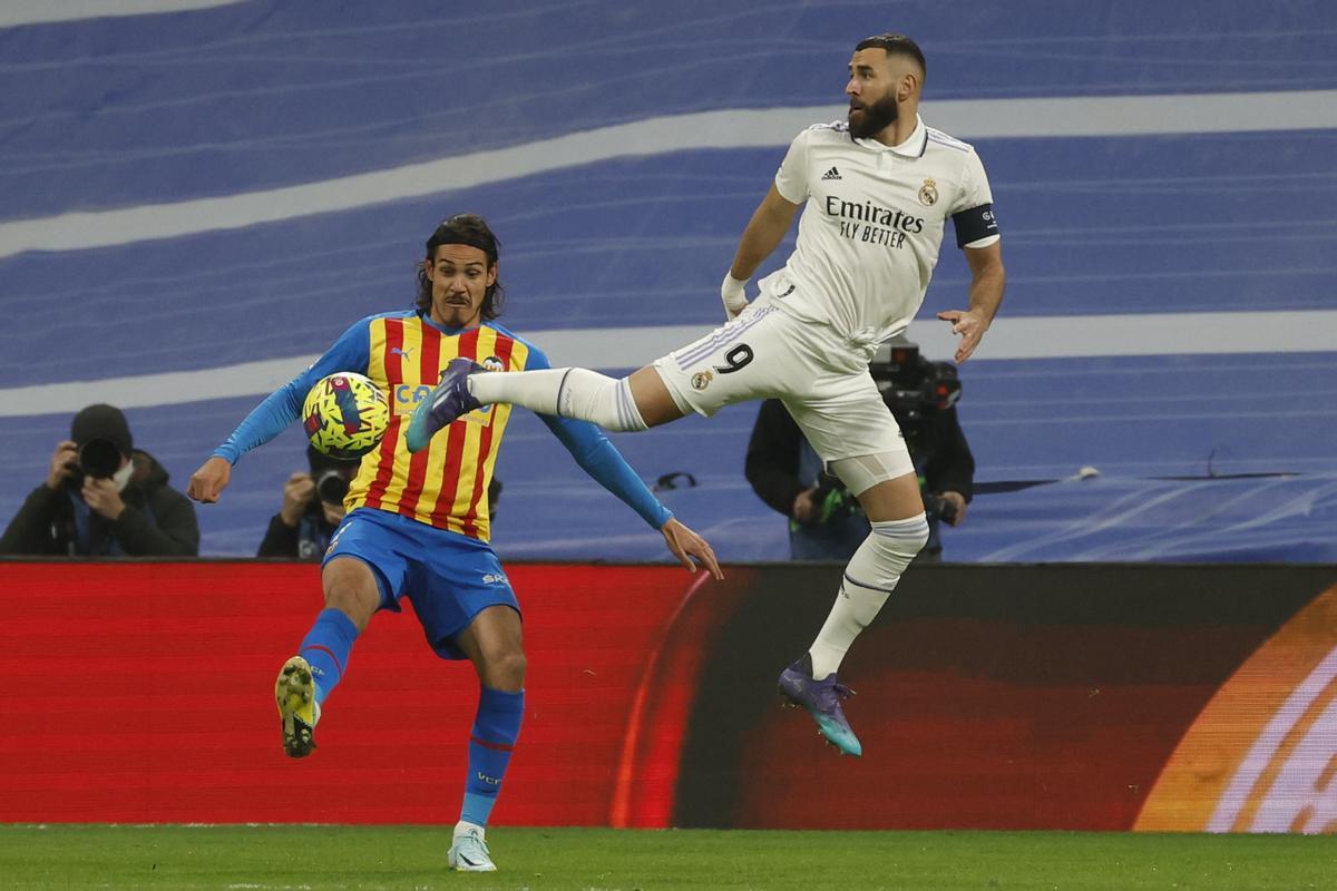 MADRID, 02/02/2023.- El delantero galo del Real Madrid Karim Benzema (d) lucha con el uruguayo Edinson Cavani, del Valencia CF, durante el partido de la jornada 17 de LaLiga que Real Madrid y Valencia CF disputan este jueves en el estadio Santiago Bernabéu. EFE/Juanjo Martín