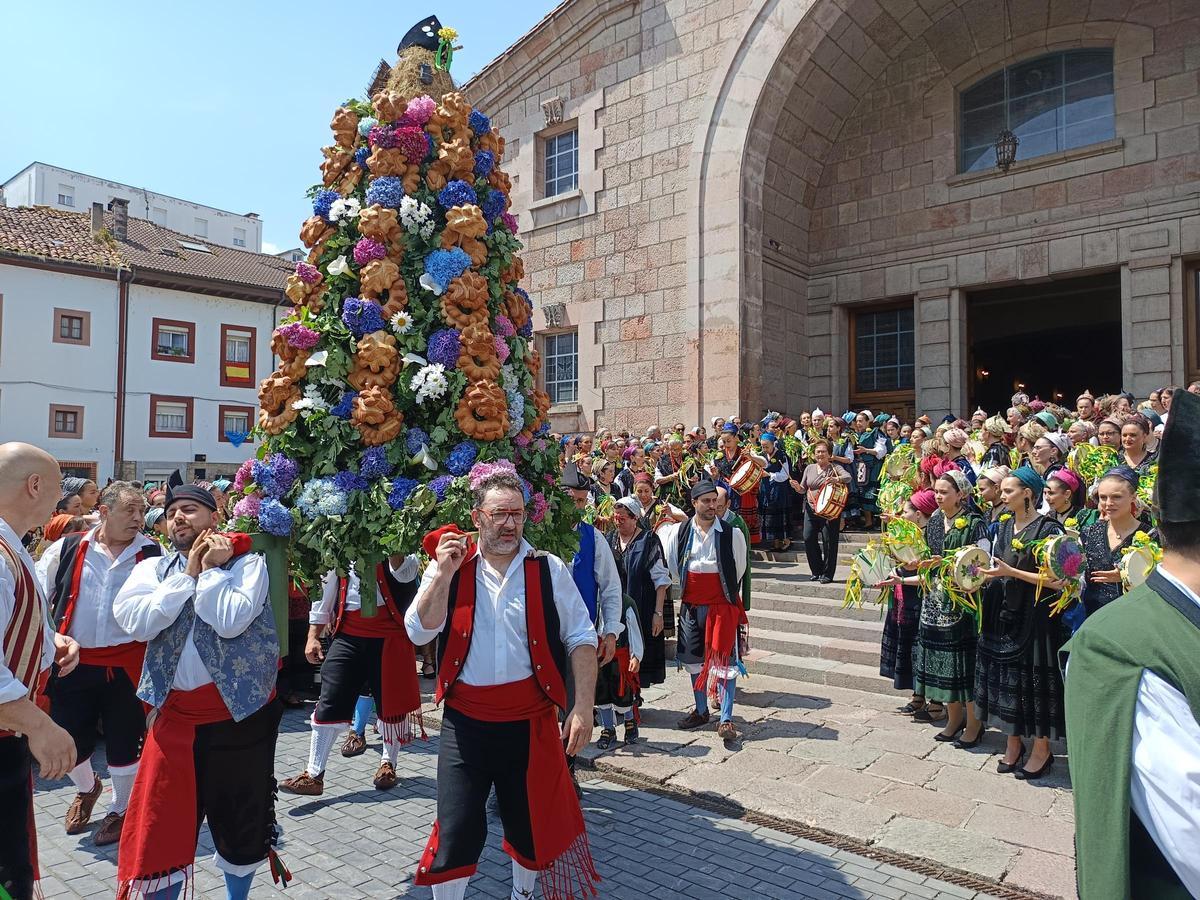 Uno de los ramos ofrendados a San Antoniu en una edición anterior de la fiesta.